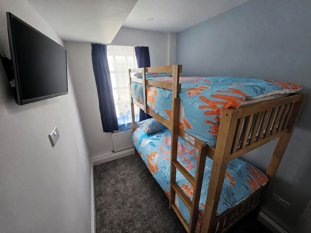 4 Bed - Sleeps 8 - Sea View - Parking