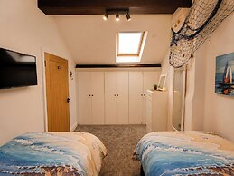 4 Bed - Sleeps 8 - Sea View - Parking