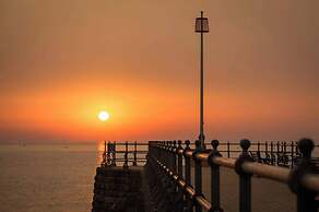 4 Bed - Sleeps 8 - Sea View - Parking