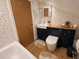 4 Bed - Sleeps 8 - Sea View - Parking