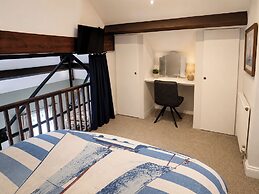 4 Bed - Sleeps 8 - Sea View - Parking