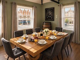 4 Bed - Sleeps 8 - Sea View - Parking