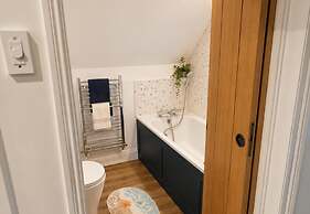 4 Bed - Sleeps 8 - Sea View - Parking