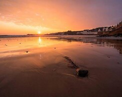 4 Bed - Sleeps 8 - Sea View - Parking