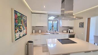 Algarve Stunning Villa by Homing