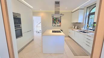 Algarve Stunning Villa by Homing