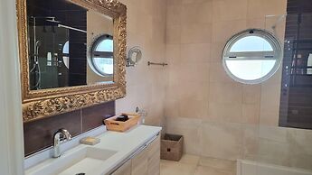 Algarve Stunning Villa by Homing