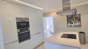 Algarve Stunning Villa by Homing