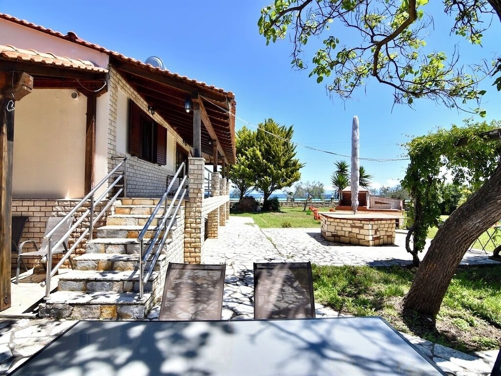 Spacious Beachfront Retreat With Large Garden in Ormos Panagias