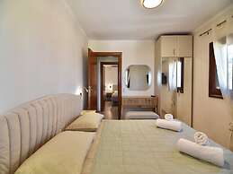 Spacious Beachfront Retreat With Large Garden in Ormos Panagias