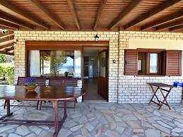 Spacious Beachfront Retreat With Large Garden in Ormos Panagias