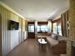 Spacious Beachfront Retreat With Large Garden in Ormos Panagias