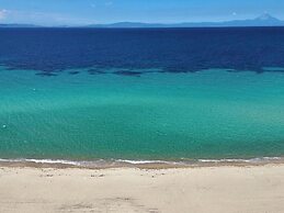 Spacious Beachfront Retreat With Large Garden in Ormos Panagias