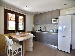 Spacious Beachfront Retreat With Large Garden in Ormos Panagias