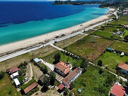 Spacious Beachfront Retreat With Large Garden in Ormos Panagias