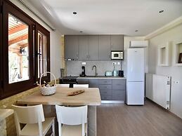 Spacious Beachfront Retreat With Large Garden in Ormos Panagias