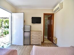 Spacious Beachfront Retreat With Large Garden in Ormos Panagias