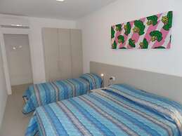 Sunny Accommodation With Rooftop Pool