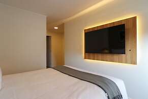 Upper Modern Stay by Wynwood House