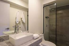 Upper Modern Stay by Wynwood House