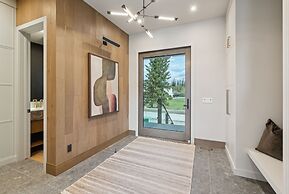 Sisu Lodge by Canmore Premier