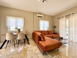 Dioni s Haven - Sunny Retreat With Balcony