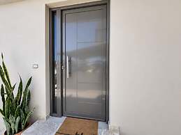 Dioni s Haven - Sunny Retreat With Balcony