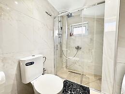 Dioni s Haven - Sunny Retreat With Balcony