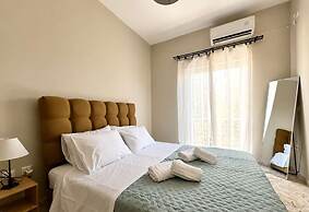 Dioni s Haven - Sunny Retreat With Balcony