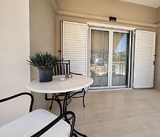 Dioni s Haven - Sunny Retreat With Balcony