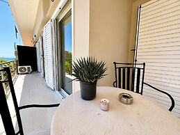 Dioni s Haven - Sunny Retreat With Balcony