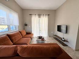 Dioni s Haven - Sunny Retreat With Balcony