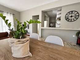 Dioni s Haven - Sunny Retreat With Balcony