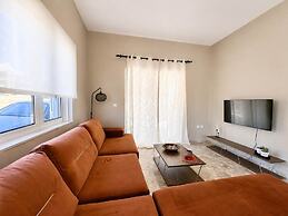 Dioni s Haven - Sunny Retreat With Balcony