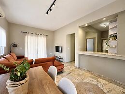Dioni s Haven - Sunny Retreat With Balcony