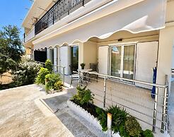 Dioni s Haven - Sunny Retreat With Balcony