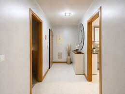 Hillside Elegance Apartment