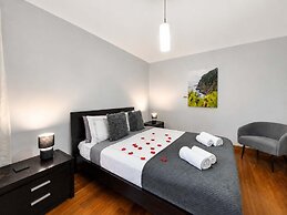 Hillside Elegance Apartment