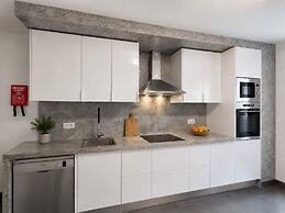 Hillside Elegance Apartment