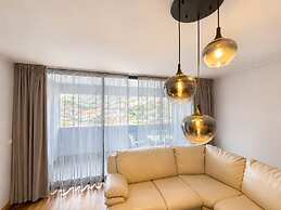 Hillside Elegance Apartment