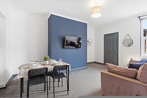 Stylish 3BR Gateshead Home Free Parking Sleeps 6