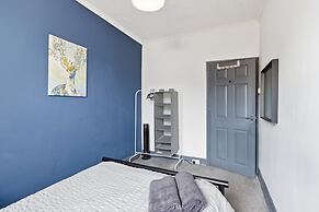 Stylish 3BR Gateshead Home Free Parking Sleeps 6