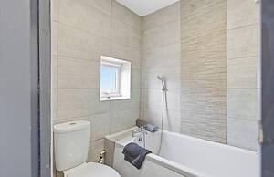 Stylish 3BR Gateshead Home Free Parking Sleeps 6
