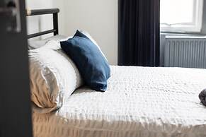 Stylish 3BR Gateshead Home Free Parking Sleeps 6