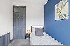 Stylish 3BR Gateshead Home Free Parking Sleeps 6