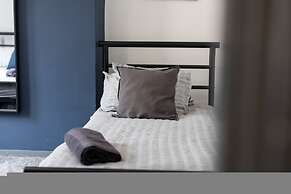 Stylish 3BR Gateshead Home Free Parking Sleeps 6