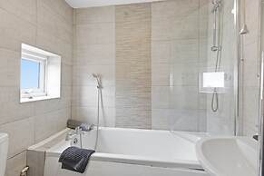 Stylish 3BR Gateshead Home Free Parking Sleeps 6