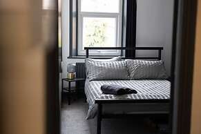 Stylish 3BR Gateshead Home Free Parking Sleeps 6
