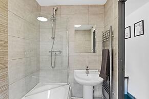 Stylish 3BR Gateshead Home Free Parking Sleeps 6