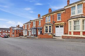 Stylish 3BR Gateshead Home Free Parking Sleeps 6